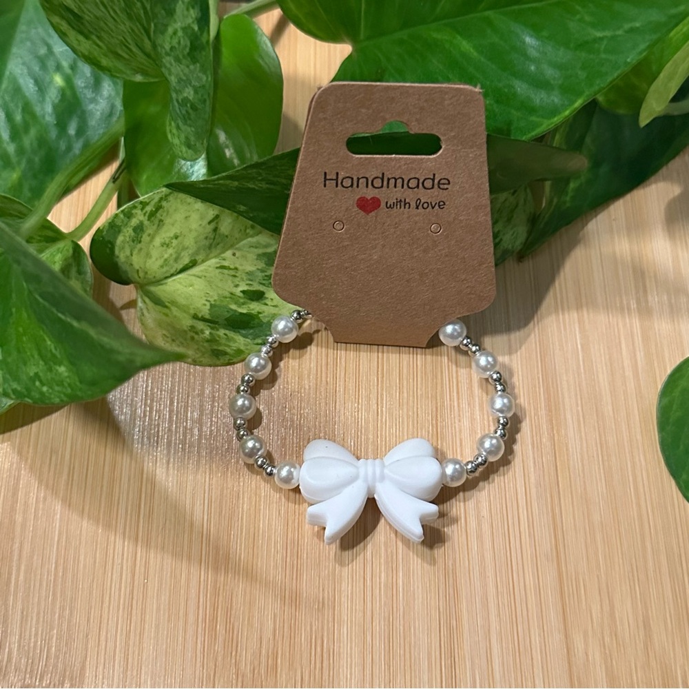 ✨Kids’ Pearl & Silver Stretchy Beaded Bracelet | Handmade | Silicone Bow Accent🎀